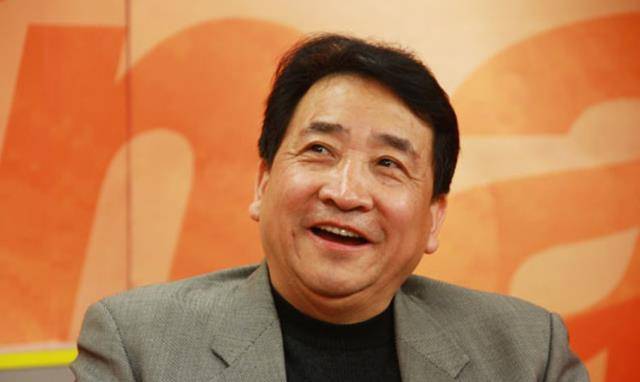 世界杯皇冠足球平台_72岁的喜剧演员姜昆进入社交平台世界杯皇冠足球平台,与观众畅谈世界杯,他真的懂足球吗?