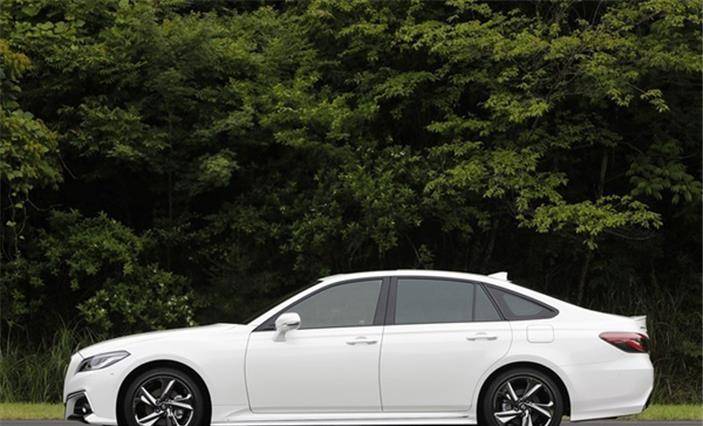 皇冠登3管理出租_丰田憋大招!新皇冠亮相皇冠登3管理出租,首月订单破30000台,还买啥A4?