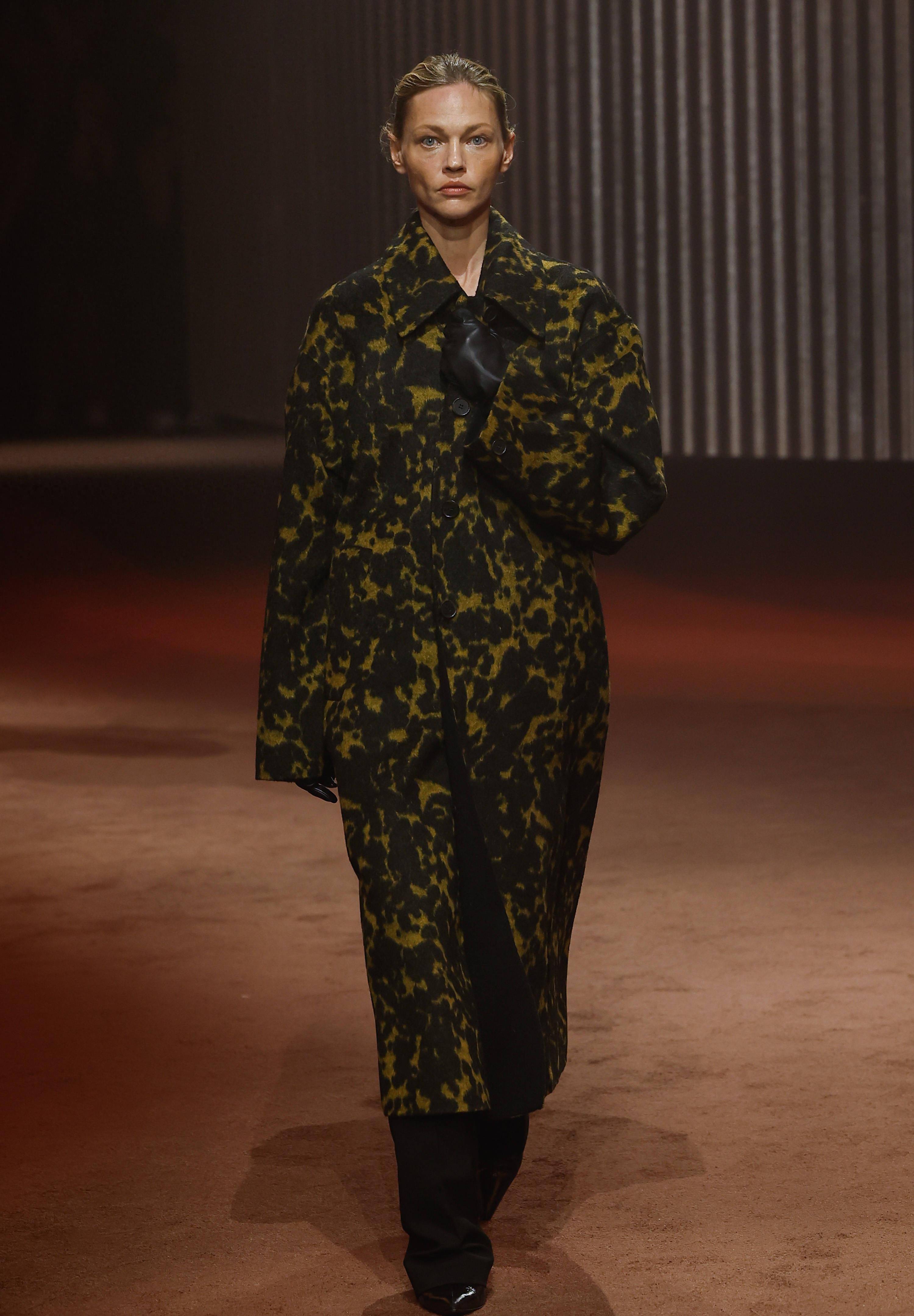 皇冠信用登2代理_(二级外部代理)Cos品牌在纽约举办时装秀(2)