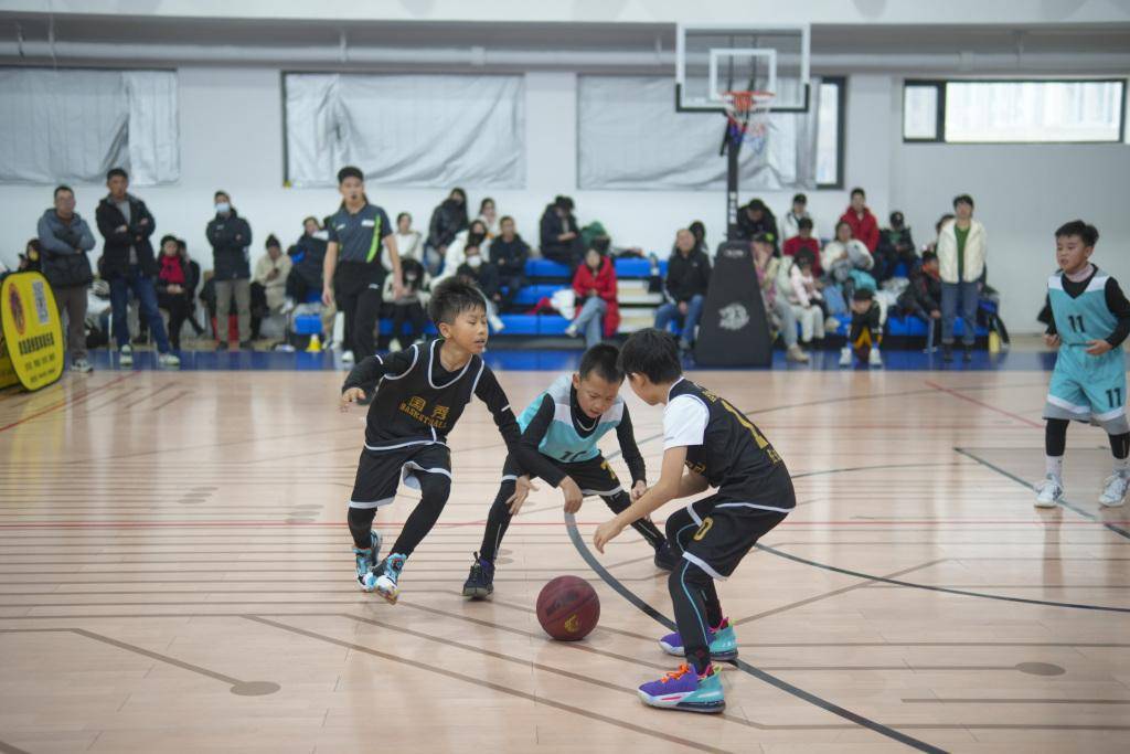 葡萄牙超级联赛_篮球少年辞旧迎新葡萄牙超级联赛!首届国秀篮球超级联赛顺利举行