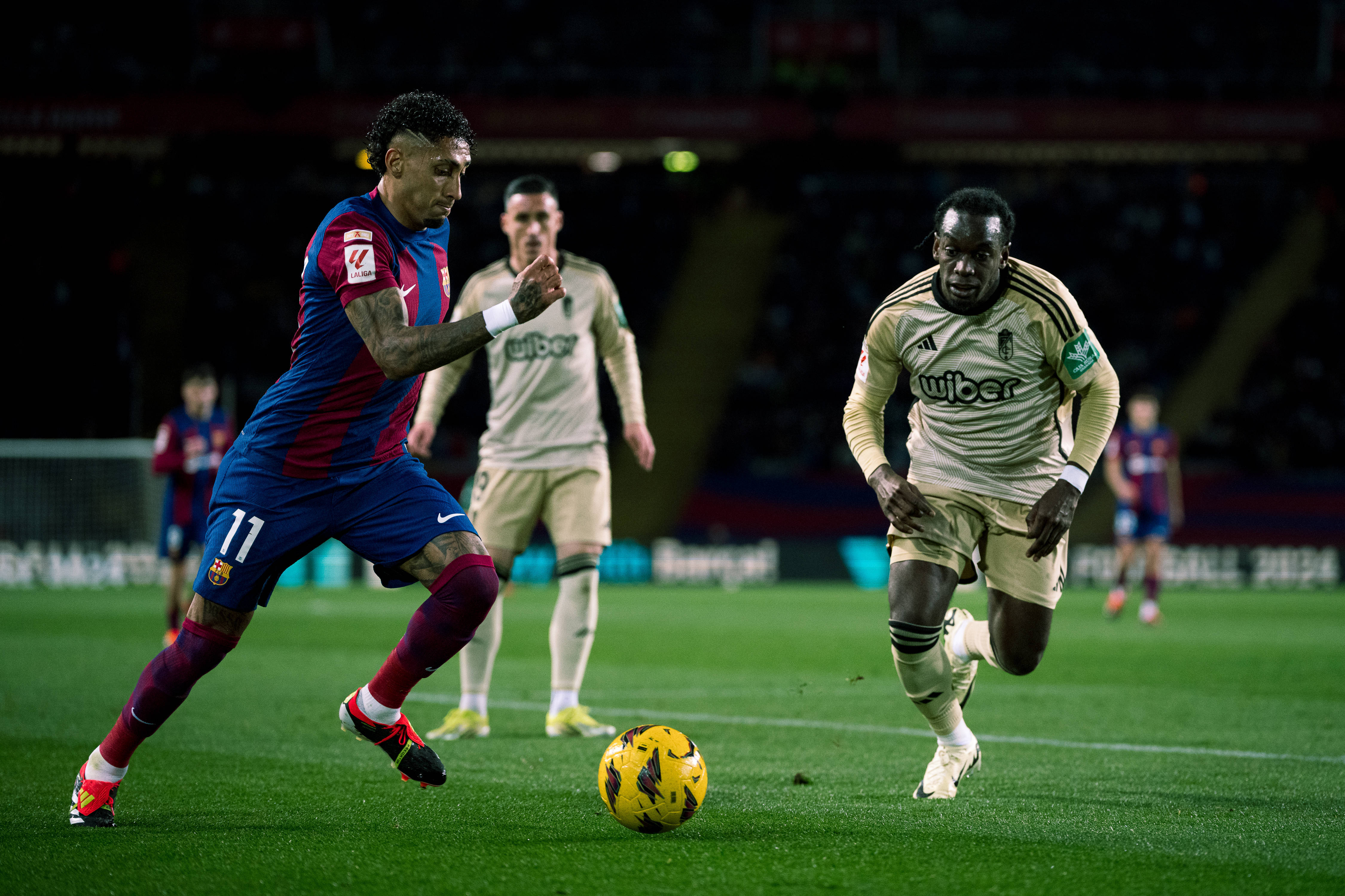 巴塞罗那足球_足球——西甲联赛:巴塞罗那平格拉纳达