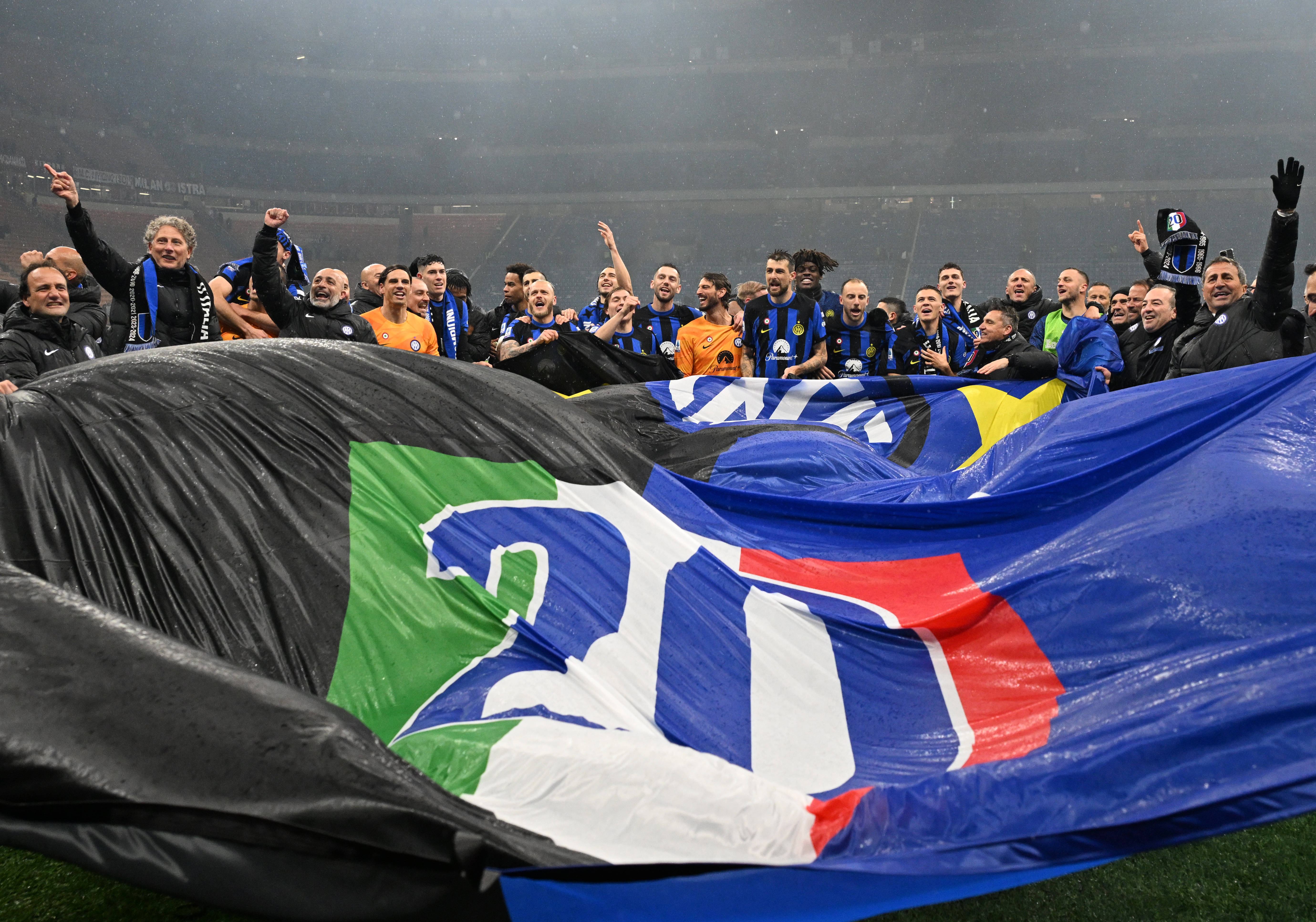 AC米兰比赛_足球——意甲:国际米兰胜AC米兰并提前夺得联赛冠军