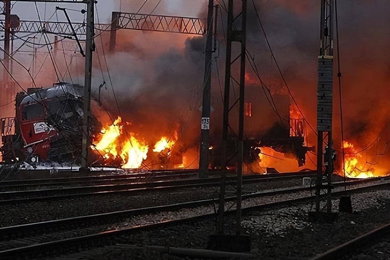 罗马尼亚VS乌克兰_罗马尼亚军列刚到乌克兰罗马尼亚VS乌克兰,发生爆炸军火被毁,现场还有西方军人