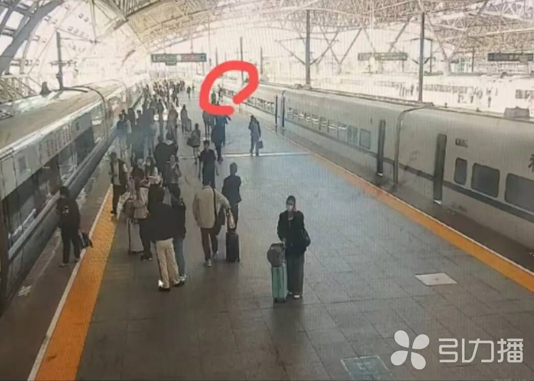 皇冠信用网平台_事发上海出发高铁!一男子竟出手阻挡正在关闭的车门皇冠信用网平台,理由离谱