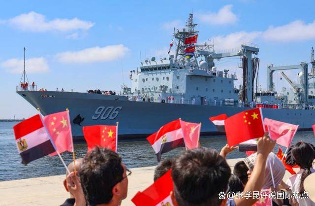 皇冠皇冠足球平台_胡塞强攻8小时皇冠皇冠足球平台,大炮对准美航母,逃窜的美军,躲进了解放军编队