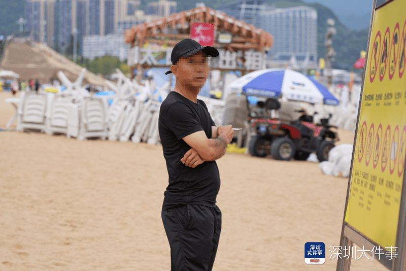 皇冠代理管理端_去大梅沙游泳玩沙皇冠代理管理端,千万别抽烟,2名男子沙滩吸烟被罚