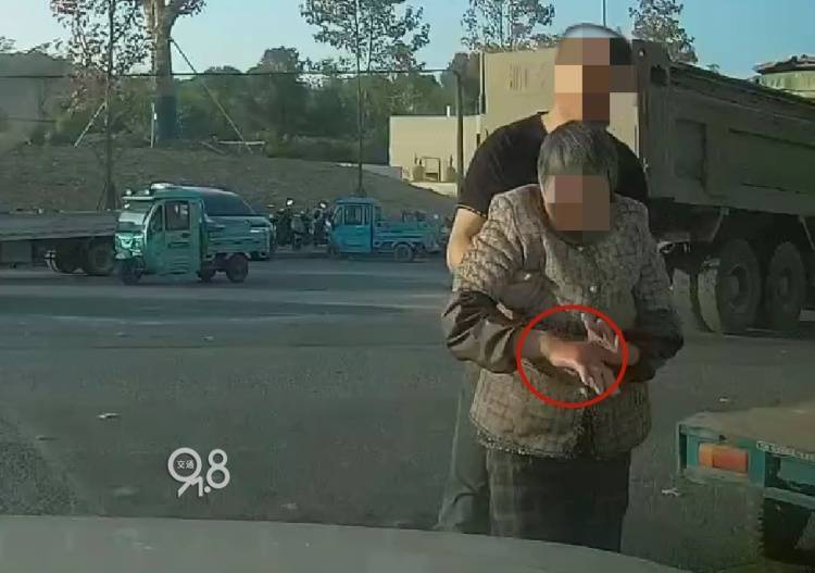 皇冠信用网注册_老人被五步蛇咬伤皇冠信用网注册,杭州街头上演生死时速