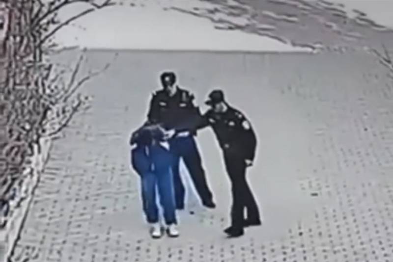 皇冠登3代理出租_派出所副所长踢打学生牵出案中案皇冠登3代理出租!教育部门回应校园霸凌传闻