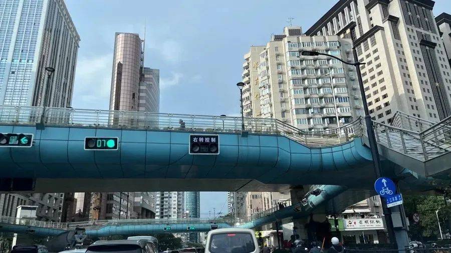 皇冠信用網代理_上海不少司机困惑:右转信号灯为何不亮绿灯皇冠信用網代理?市公安交警总队解释→