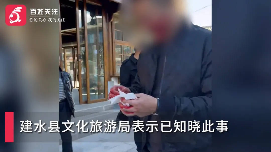 皇冠信用網账号申请_云南一古城商户与游客起冲突皇冠信用網账号申请,商户放话:“打电话叫人把你们砍死!”