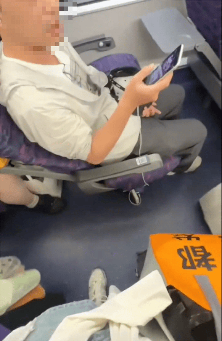 皇冠足球平台申请_母女俩列车霸座还持刀威胁皇冠足球平台申请,12306回应