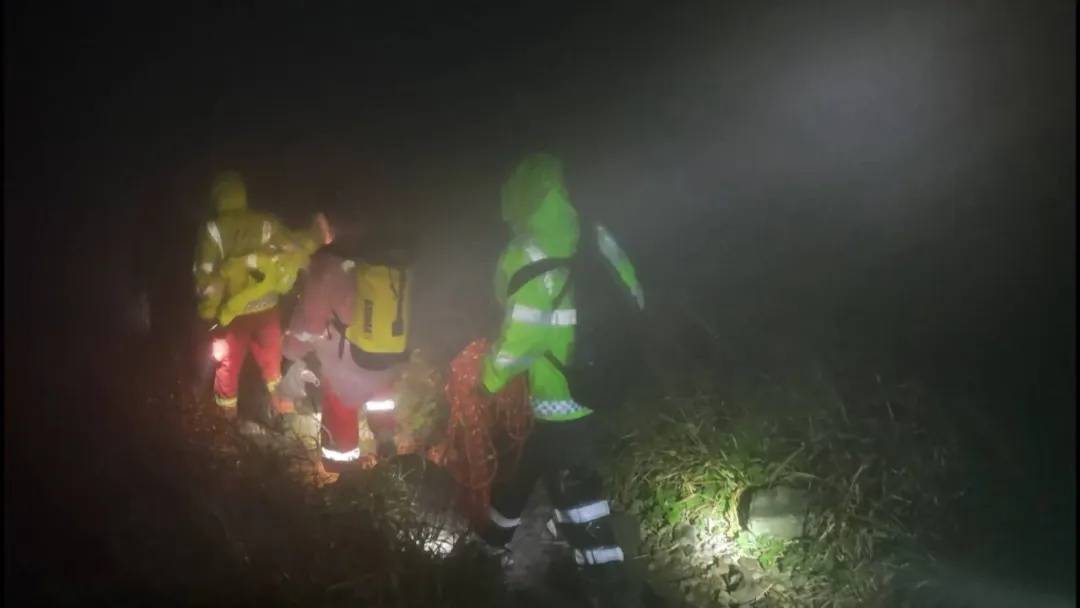 hga030手机登录_惊险!南宁4名大学生相约爬山hga030手机登录,被困悬崖边十多个小时