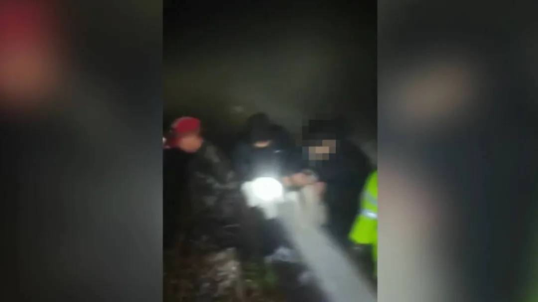 hga030手机登录_惊险!南宁4名大学生相约爬山hga030手机登录,被困悬崖边十多个小时