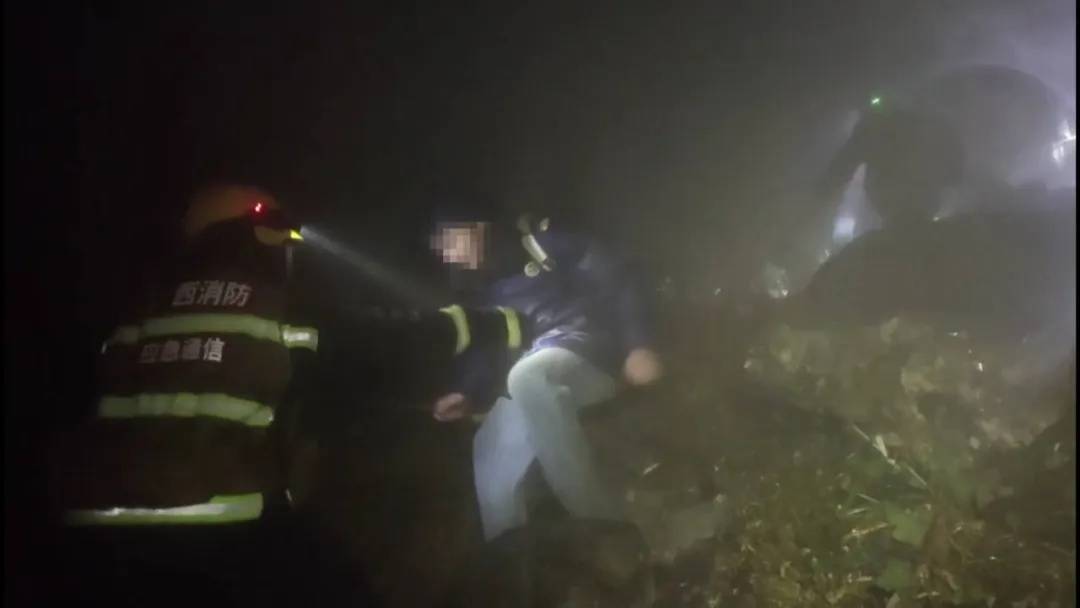 hga030手机登录_惊险!南宁4名大学生相约爬山hga030手机登录,被困悬崖边十多个小时