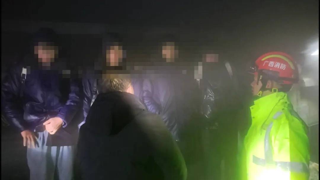 hga030手机登录_惊险!南宁4名大学生相约爬山hga030手机登录,被困悬崖边十多个小时