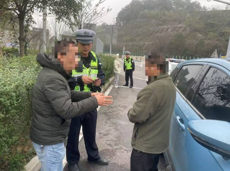 皇冠信用开户_女孩报警称被绑架上了高速皇冠信用开户,民警将其解救后,竟有反转……