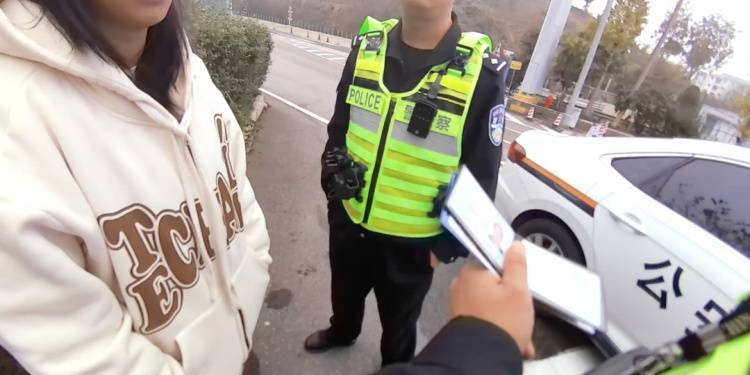 皇冠信用开户_女孩报警称被绑架上了高速皇冠信用开户,民警将其解救后,竟有反转……