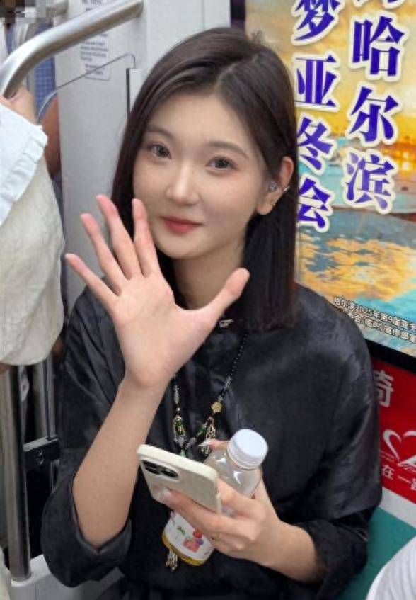 皇冠信用盘如何申请_女孩身高2米26貌美如花皇冠信用盘如何申请,妈妈天天发愁:白长这么漂亮,没人敢追