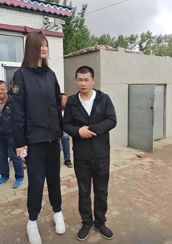 皇冠信用盘如何申请_女孩身高2米26貌美如花皇冠信用盘如何申请,妈妈天天发愁:白长这么漂亮,没人敢追