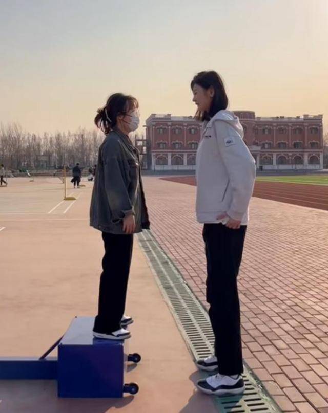 皇冠信用盘如何申请_女孩身高2米26貌美如花皇冠信用盘如何申请,妈妈天天发愁:白长这么漂亮,没人敢追