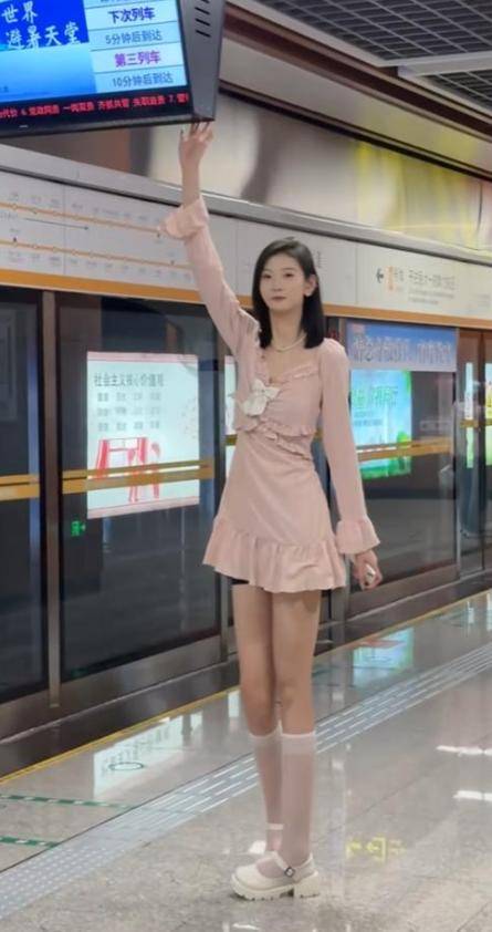 皇冠信用盘如何申请_女孩身高2米26貌美如花皇冠信用盘如何申请,妈妈天天发愁:白长这么漂亮,没人敢追