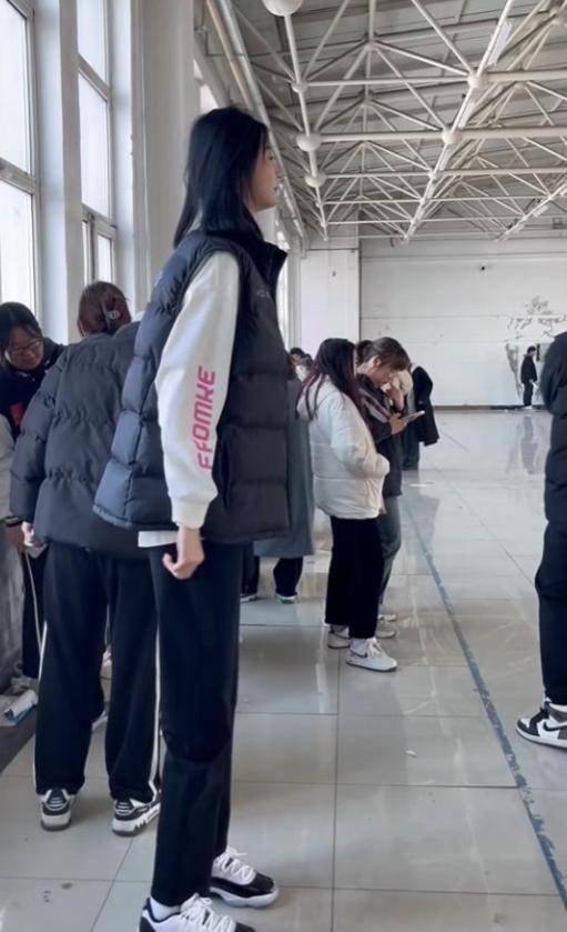 皇冠信用盘如何申请_女孩身高2米26貌美如花皇冠信用盘如何申请,妈妈天天发愁:白长这么漂亮,没人敢追