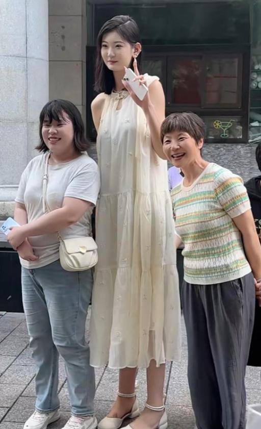 皇冠信用盘如何申请_女孩身高2米26貌美如花皇冠信用盘如何申请,妈妈天天发愁:白长这么漂亮,没人敢追