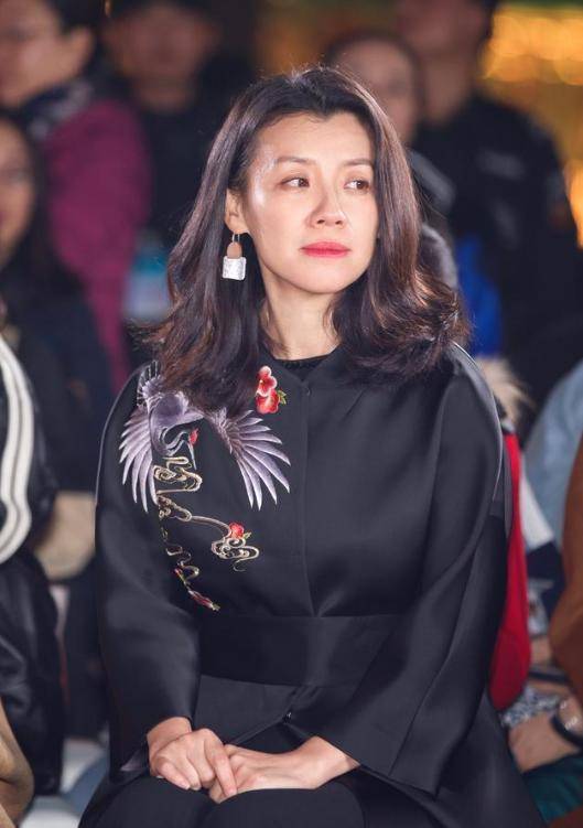 皇冠信用网会员注册_她本是阔太太皇冠信用网会员注册,被导演喊来临时救场,却意外走红,50岁片约不断