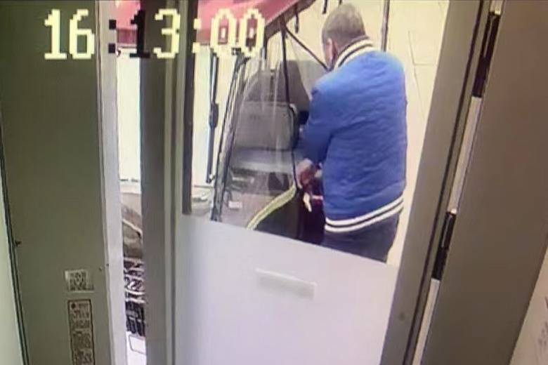 welcome皇冠注册_武汉一女子在银行ATM机存入近万元未确认welcome皇冠注册,钱从机器“吐出”后被他人拿走,民警:两小时找回