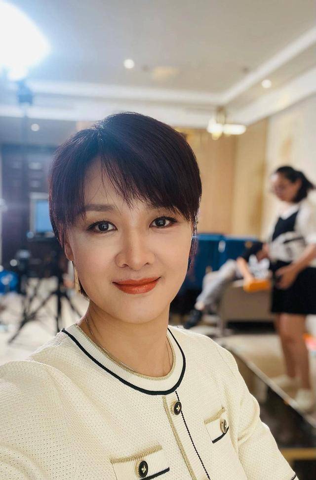 welcome皇冠注册_16年过去了welcome皇冠注册,那个在汶川一哭成名的央视主持人李小萌,如今怎样了