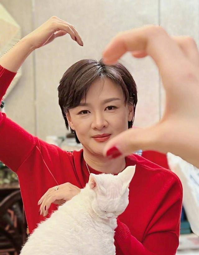 welcome皇冠注册_16年过去了welcome皇冠注册,那个在汶川一哭成名的央视主持人李小萌,如今怎样了