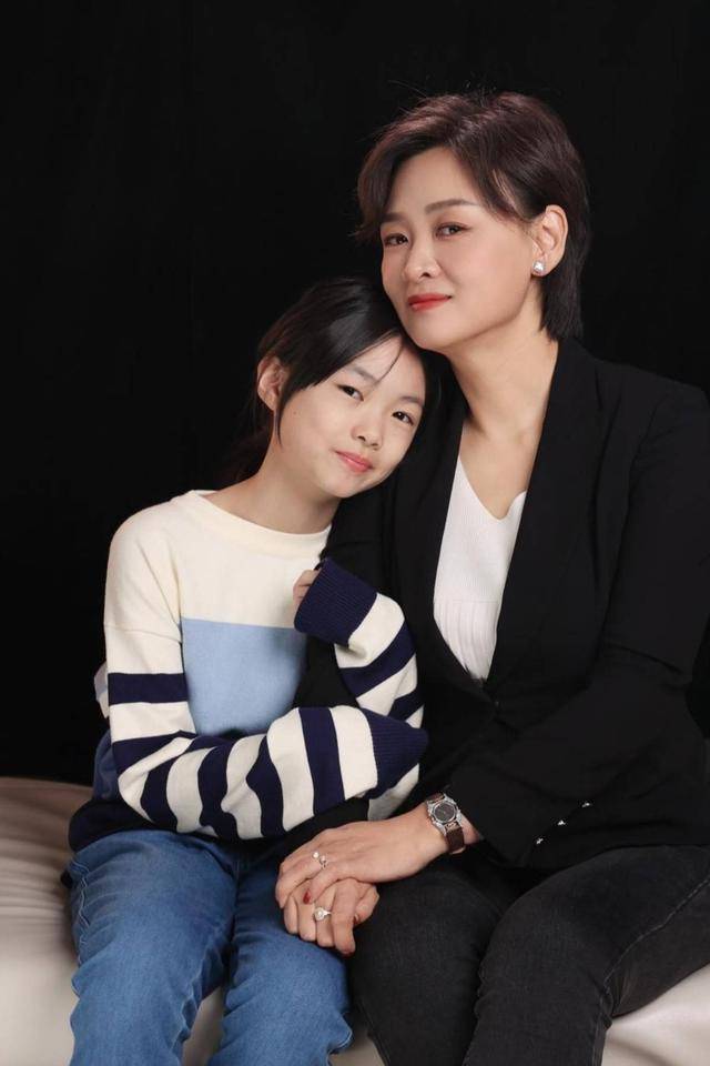 welcome皇冠注册_16年过去了welcome皇冠注册,那个在汶川一哭成名的央视主持人李小萌,如今怎样了