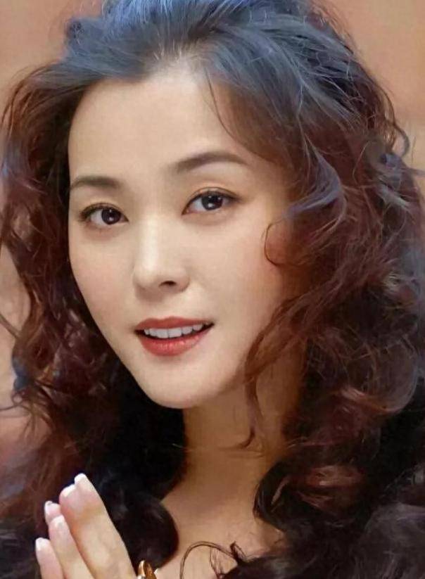 皇冠信用网址多少_1977年出生的原装大美女皇冠信用网址多少,现在47岁,越来越有味道,眼睛会勾人