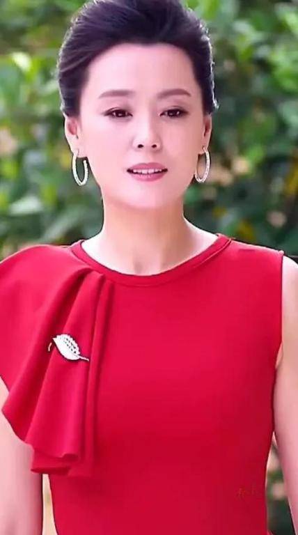 皇冠信用网址多少_1977年出生的原装大美女皇冠信用网址多少,现在47岁,越来越有味道,眼睛会勾人