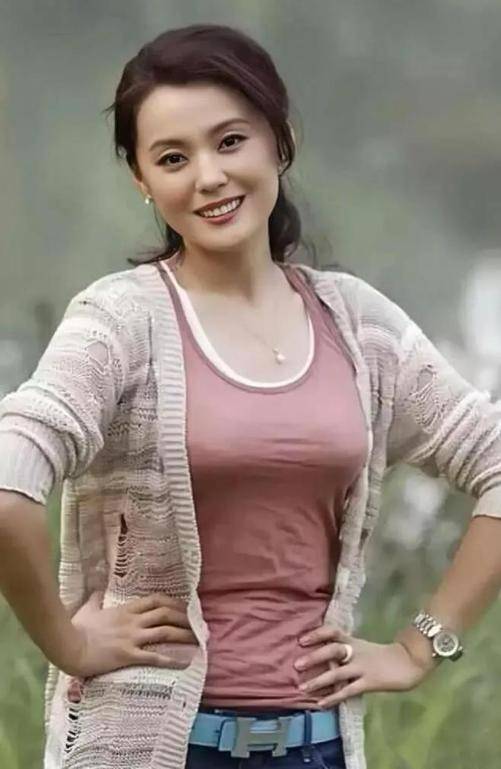 皇冠信用网址多少_1977年出生的原装大美女皇冠信用网址多少,现在47岁,越来越有味道,眼睛会勾人