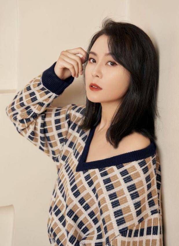 皇冠信用网址多少_1977年出生的原装大美女皇冠信用网址多少,现在47岁,越来越有味道,眼睛会勾人