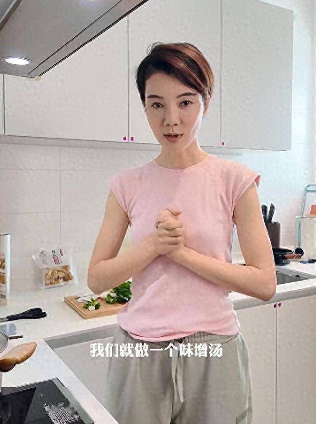 皇冠信用网登0_车晓晒独居近况!42岁头顶秃了一大片皇冠信用网登0,不婚不育和妈妈相依为命