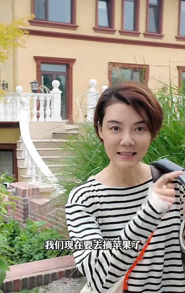 皇冠信用网登0_车晓晒独居近况!42岁头顶秃了一大片皇冠信用网登0,不婚不育和妈妈相依为命