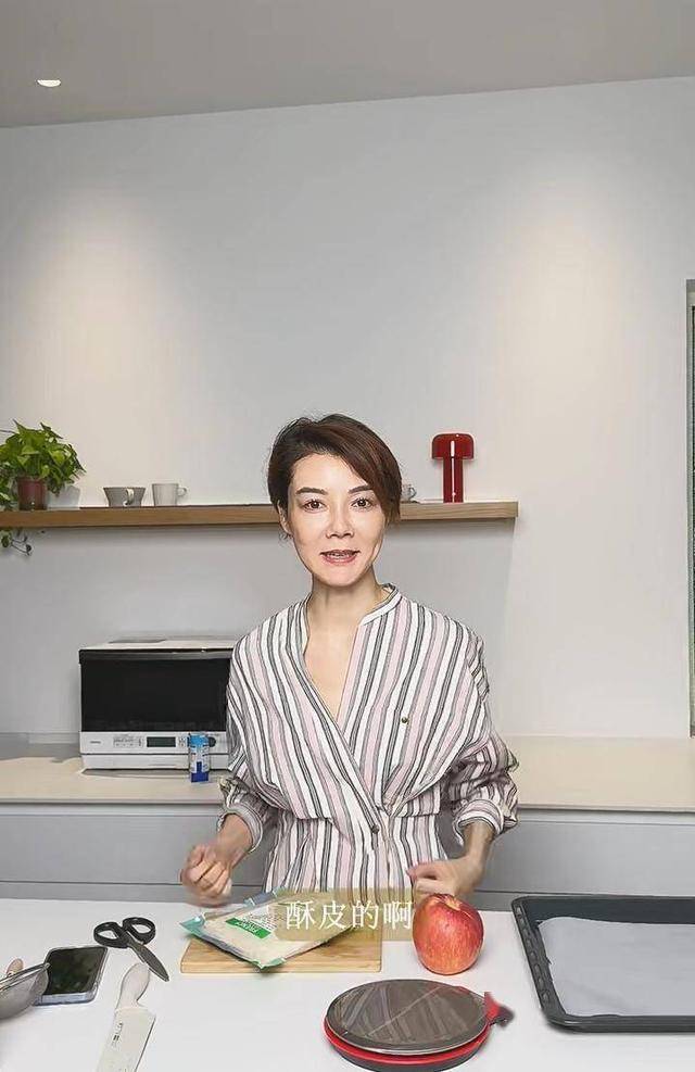 皇冠信用网登0_车晓晒独居近况!42岁头顶秃了一大片皇冠信用网登0,不婚不育和妈妈相依为命