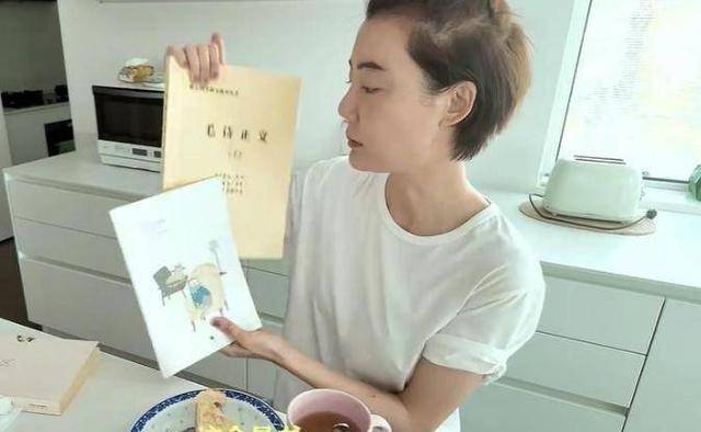 皇冠信用网登0_车晓晒独居近况!42岁头顶秃了一大片皇冠信用网登0,不婚不育和妈妈相依为命