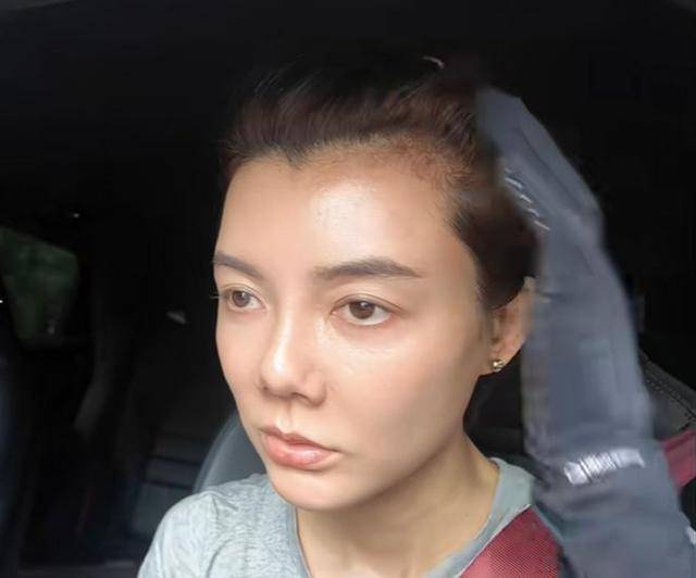 皇冠信用网登0_车晓晒独居近况!42岁头顶秃了一大片皇冠信用网登0,不婚不育和妈妈相依为命