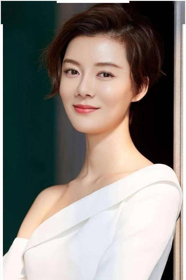 皇冠信用网登0_车晓晒独居近况!42岁头顶秃了一大片皇冠信用网登0,不婚不育和妈妈相依为命