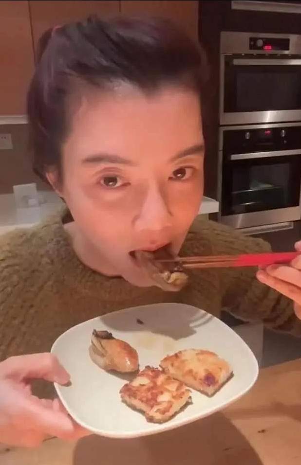 皇冠信用网登0_车晓晒独居近况!42岁头顶秃了一大片皇冠信用网登0,不婚不育和妈妈相依为命