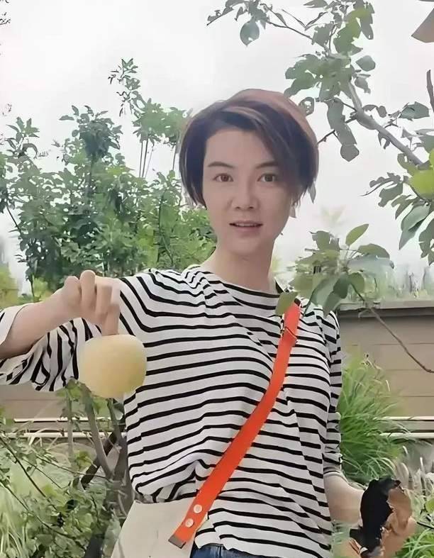 皇冠信用网登0_车晓晒独居近况!42岁头顶秃了一大片皇冠信用网登0,不婚不育和妈妈相依为命