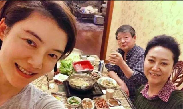 皇冠信用网登0_车晓晒独居近况!42岁头顶秃了一大片皇冠信用网登0,不婚不育和妈妈相依为命