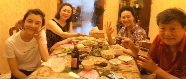 皇冠信用网登0_车晓晒独居近况!42岁头顶秃了一大片皇冠信用网登0,不婚不育和妈妈相依为命