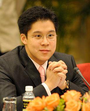 皇冠足球网_霍启刚:我敢不疼老婆吗?那可是拿3000亿继承权换的皇冠足球网!