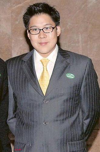 皇冠足球网_霍启刚:我敢不疼老婆吗?那可是拿3000亿继承权换的皇冠足球网!