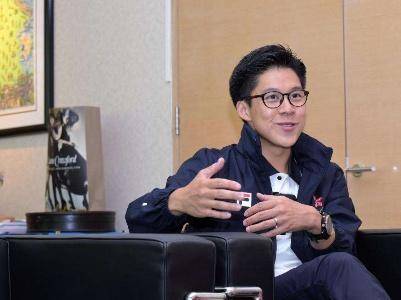 皇冠足球网_霍启刚:我敢不疼老婆吗?那可是拿3000亿继承权换的皇冠足球网!