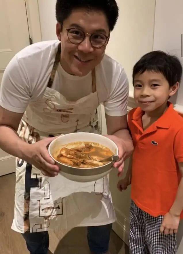 皇冠足球网_霍启刚:我敢不疼老婆吗?那可是拿3000亿继承权换的皇冠足球网!